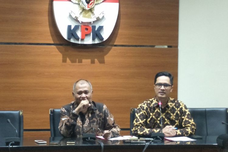 Ketua KPK Agus Rahardjo dan juru bicara KPK Febri Diansyah saat memberikan keterangan pers penetapan Irvanto Hendra Pambudi Cahyo dan Made Oka Masagung sebagai tersangka kasus korupsi pengadaan e-KTP, di Gedung KPK, Kuningan, Jakarta Selatan, Rabu (28/2/2018).