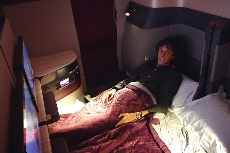 Qsuite, kelas binis di Qatar Airways yang partisinya dapat digabung dan membuat tempat tidur ganda. 