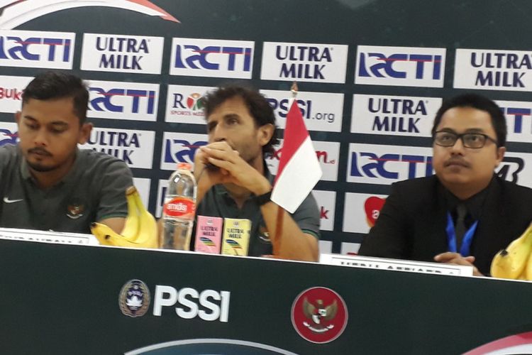 Luis Milla memberikan keterangan persi seusai laga timnas Indonesia vs Bahrain di Stadion Pakansari, Jumat (27/4/2018).