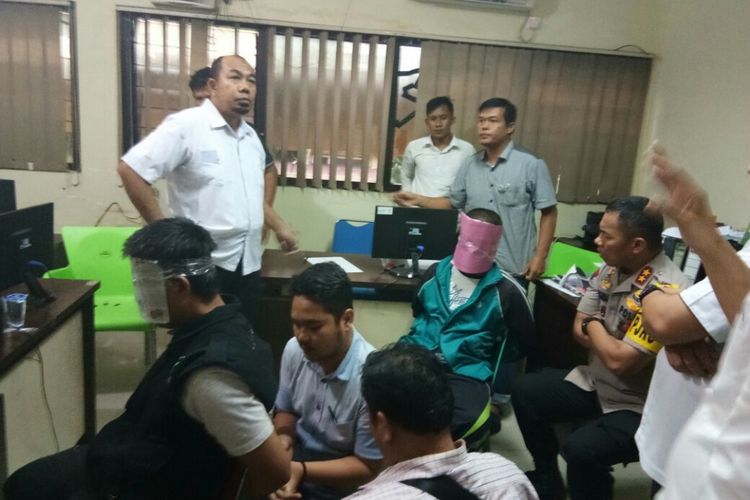 Kapolda Sumsel Irjen Pol Zulkarnain Adinegara saat memeriksa dua terduga teroris yang tertangkap di Palembang, oleh tim Densus 88