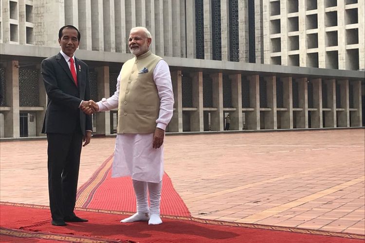 Presiden Joko Widodo dan Perdana Menteri India Shri Narendra Modi berfoto bersama di dalam Masjid Istiqlal Jakarta, Rabu (30/5/2018).