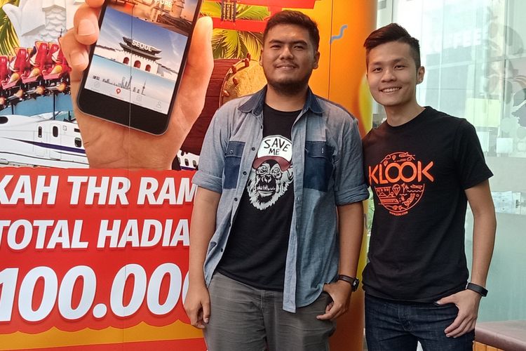 Travel Blogger Ashari Yudha (kiri) dan KLOOK Southeast Asia Marketing Lead Marcus Yong seusai konferensi pers di Jakarta. Kamis (31/5/2018).