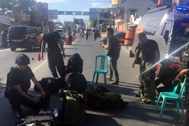 Tim Jihandak melakukan pengamanan di sekitar Telaga Park terkait penemuan tas yang diduga berisi bahan peledak.