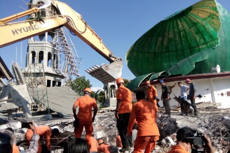 Proses evakuasi sejumlah warga yang terjebak di reruntuhan masjid saat gempa terjadi. Mereka terjebak di dalam reruntuhan Masjid Jabal Nur di Dusun Lading-lading, Desa Tanjung, Kecamatan Tanjung, Kabupaten Lombok Utara, Nusa Tenggara Barat saat sedang melaksanakan shalat Isya.