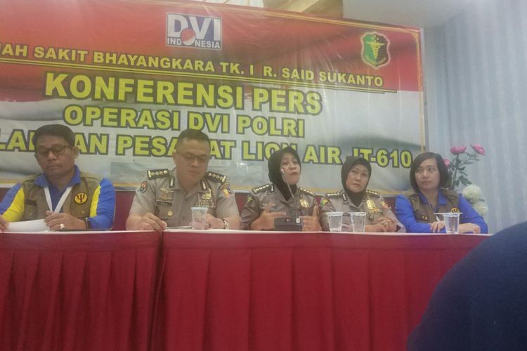 Kabag Psikologi Polda Metro Jaya AKBPR Jarwo (kiri) menyampaikan terkait pendampingan psikologis bagi keluarga penumpang pesawat Lion JT-610 (3/11/2018).