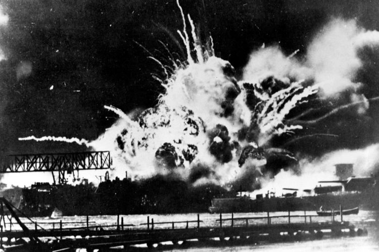 Angkatan Udara Kerajaan Jepang membombardir Pearl Harbour, yang memicu perang di Pasifik pada Desember 1941. Banyak siswa Jepang dibuat tidak tahu apa-apa tentang kejahatan perang Jepang dalam Perang Dunia II.