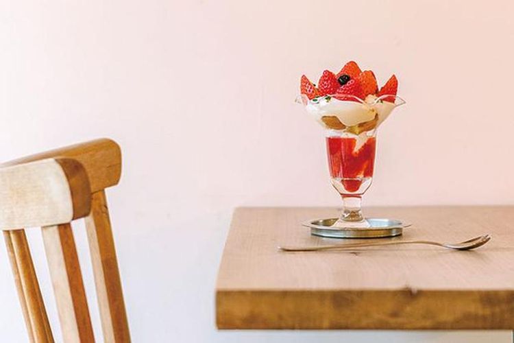 Strawberry Parfait (1.382 yen) buatan sendiri dari stroberi yang dihasilkan di perkebunan Itoshima dan Karatsu. Pada musim panas, Anda bisa memesan es serut juga. 