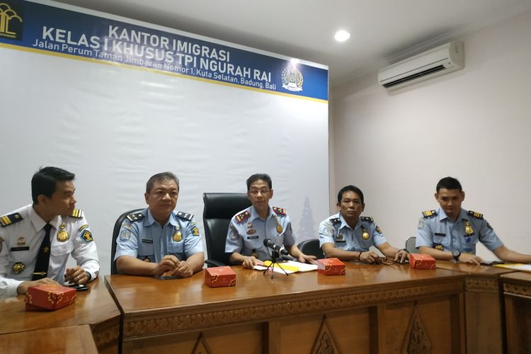 Kepala Kantor Imigrasi Ngurah Rai Amran Aris (tengah) saat memberikan keterangan pers pada Senin (24/6/2019)