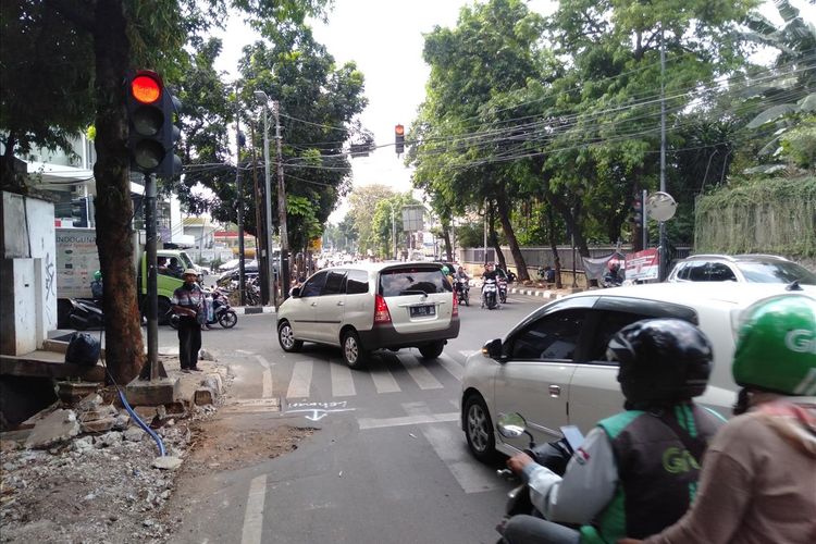 Kondisi jalan Kemang Raya, Jakarta Selatan. Beberapa titik trotoar sedang dilakukan pelebaran, Jumat (11/7/2019)