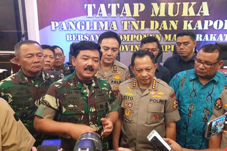 Panglima TNI dan Kapolri saat mengunjungi Jayapura pada 27 Agustus 2019.