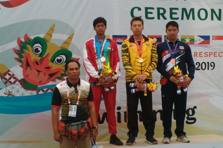 Perenang Indonesia, Joe Aditya Wijaya (kiri), saat pengalungan medali ajang ASEAN School Games XI 2019 di Kolam Renang Jati Diri, Semarang, Jumat (19/7/2019).