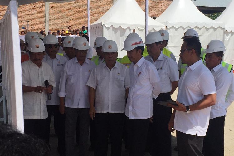 Presiden Joko Widodo saat mendengarkan penjelasan terkait sejumlah proyek infrastruktur yang dibangun gunan menunjang sektor pariwisata di kawasan Danau Toba, Sumatera Utara, Rabu (31/7/2019).