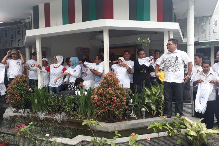 Sosialisasi Rabu Putih di kantor Relawan Jokowi-Maruf Amin Surabaya, Rabu (10/4/2019)