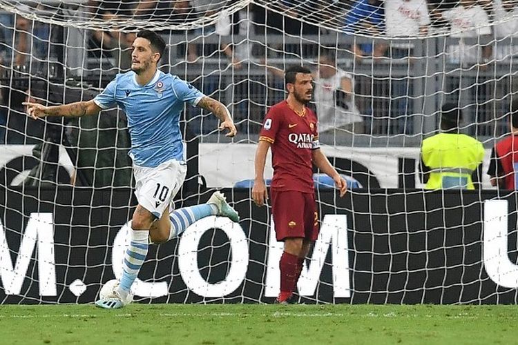 Luis Alberto merayakan golnya pada pertandingan Derbi Lazio vs AS Roma di Stadion Olimpico dalam lanjutan Liga Italia, 1 September 2019. 
