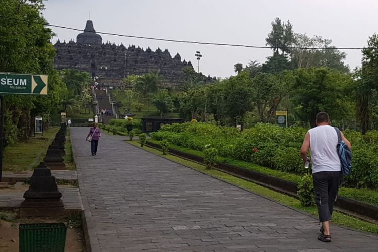 Pasca erupsi Gunung Merapi, Kamis (24/5/2018) Candi Borobudur tetap beroperasi normal, wisatawan pun tetap banyak berdatangan baik dari domestik maupun mancanegara.