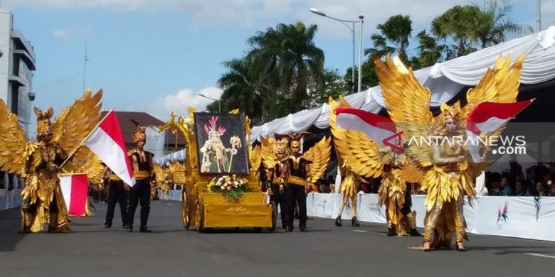 Sejumlah talent menggunakan kostum Garuda membawa foto almarhum Dynand Fariz dalam grand carnival JFC ke-18 di Jalan Sudarman Kabupaten Jember, Jawa Timur, Minggu petang (4/8/2019).