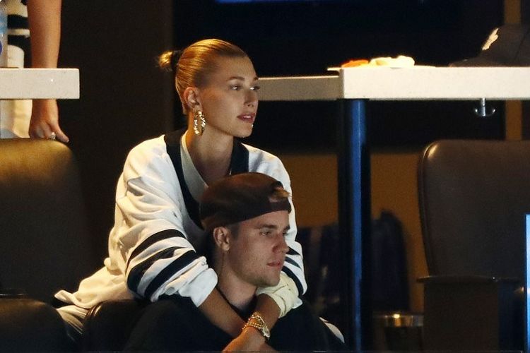 BOSTON, MASSACHUSETTS - APRIL 23: Justin Bieber and wife Hailey Rhode Bieber watch Game Seven of the Eastern Conference First Round during the 2019 NHL Stanley Cup Playoffs between the Boston Bruins and the Toronto Maple Leafs at TD Garden on April 23, 2019 in Boston, Massachusetts.   Omar Rawlings/Getty Images/AFP