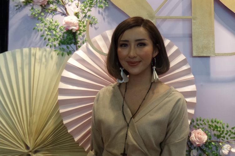 Makeup Artist Malvava dalam peluncuran kolaborasi lip liquidnya bersama SASC di Neo Soho Mall, Jakarta, Selasa (28/8/2018).