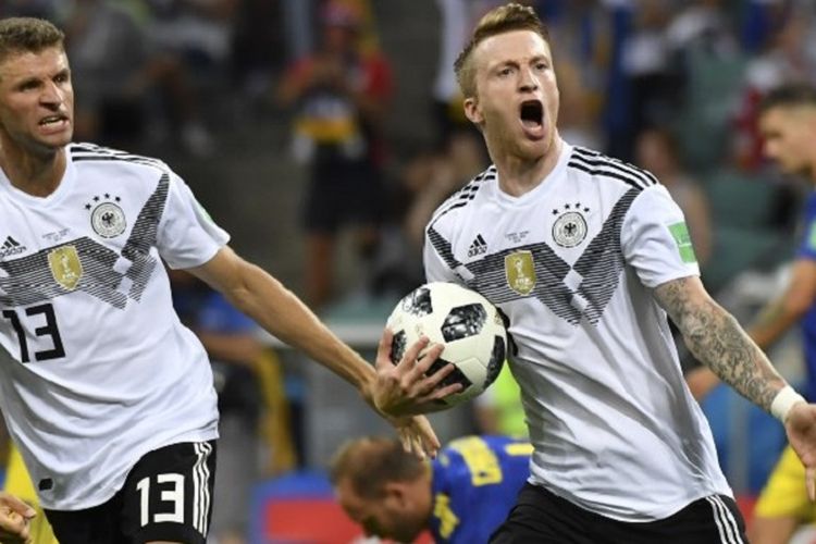 Thomas Mueller ikut merayakan gol Marco Reus pada laga Jerman vs Swedia di Sochi, 23 Juni 2018.