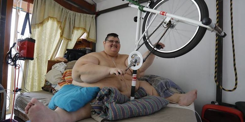 Juan Pedro Franco berolahraga dengan pedal sepeda yang dimodifikasi  di rumahnya, di Guadalajara, negara bagian Jalisco, Meksikp, pada Sabtu (17/2/2018). (AFP/Ulises Ruiz)
