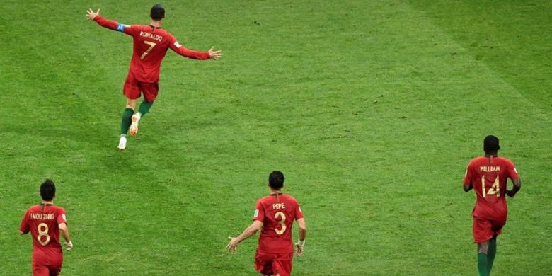 Cristiano Ronaldo merayakan hat-trick-nya ke gawang David De Gea pada laga Portugal vs Spanyol di Sochi, 15 Juni 2018. 