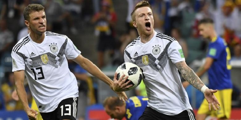 Thomas Mueller ikut merayakan gol Marco Reus pada laga Jerman vs Swedia di Sochi, 23 Juni 2018. 