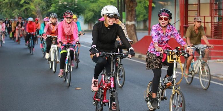 Istri Gubernur Jawa Tengah Ganjar Pranowo, Siti Atikoh, Ganjar memperingati hari Kartini dengan cara gowes bersama ratusan anggota komunitas Women Cycling Community (WCC), Minggu (21/4/2019).