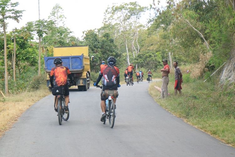 Para pesepeda Jelajah Sepeda Flores ketika etape III dari Riung menuju Bajawa sejauh 72 KM.
