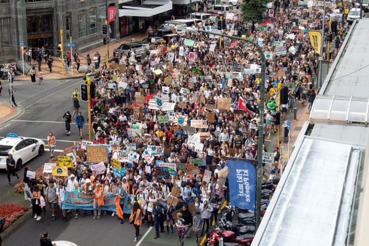 Murid sekolah berbaris menuju Lambton Quay ke Parlemen Selandia Baru mendesak pemimpin dunia serius mengatasi perubahan iklim. Aksi ini akan diikuti oleh ratusan ribu anak di seluruh dunia. (AFP/Marty Melville)