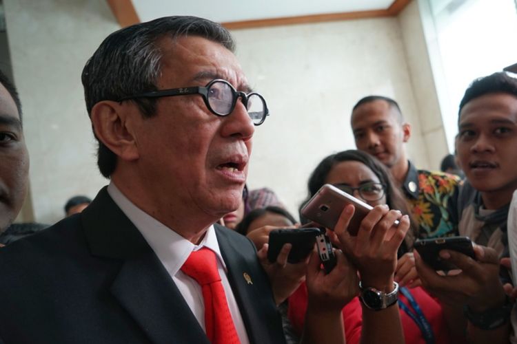 Menteri Hukum dan HAM Yasonna Laoly sesuai menghadiri Rapat Paripurna ke 26 DPR Masa Sidang V Tahun Sidang 2017-2018 yang menyetujui pengesahan RUU Antiterorisme menjadi undang-undang di Kompleks Parlemen, Senayan, Jakarta, Jumat (25/5/2018). 