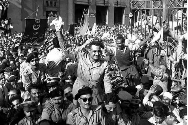 Presiden Mesir Gamal Abdel Nasser disambut rakyat kota Alexandria saat mengumumkan mundurnya Inggris dari Mesir pada 1956.
