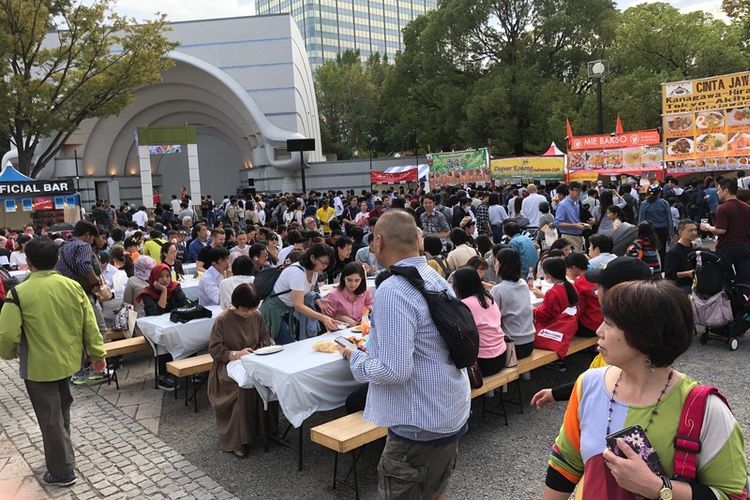 “Nihon Indonesia Shimin Yuuko Festival” di lapangan Ampiteater taman Yoyogi. 
