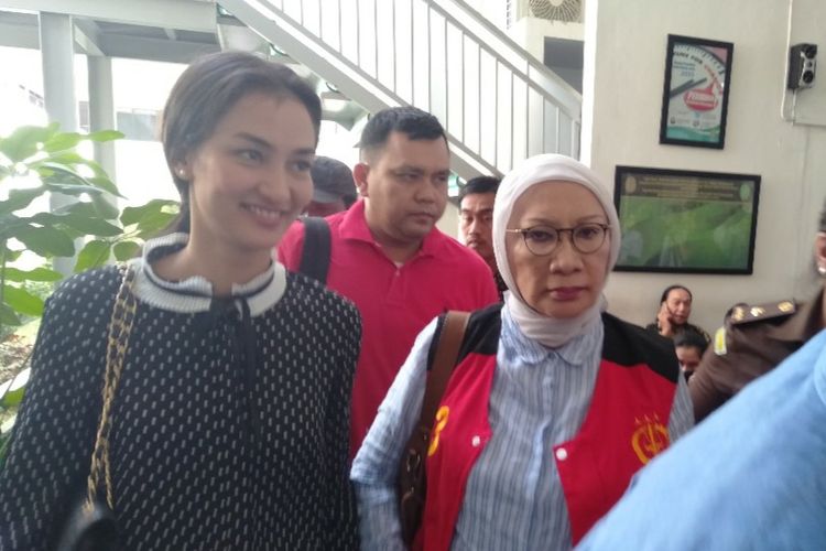 Atiqah Hasiholan (kiri) dan Ratna Sarumpaet (kanan) berjalan keluar ruang sidang Pengadilan Negeri Jakarta Selatan, Selasa (25/6/2019), usai persidangan dengan agenda pembacaan duplik dalam perkara hoaks yang menjerat Ratna. 