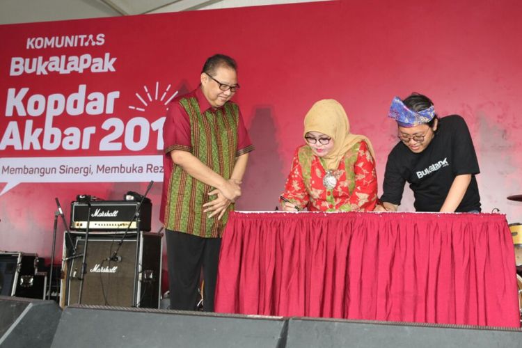 Menteri Koperasi dan Usaha Kecil Menengah (UKM) AAGN Puspayoga (kiri) pada acara Kopdar Akbar 2017 Komunitas Bukalapak, di Jakarta, Sabtu (25/11/2017).