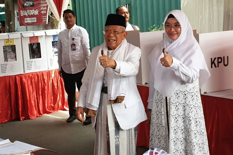 Calon wakil presiden nomor urut 01 Maruf Amin dan istri mencoblos di TPS 051, Koja, Rabu (17/4/2019). 