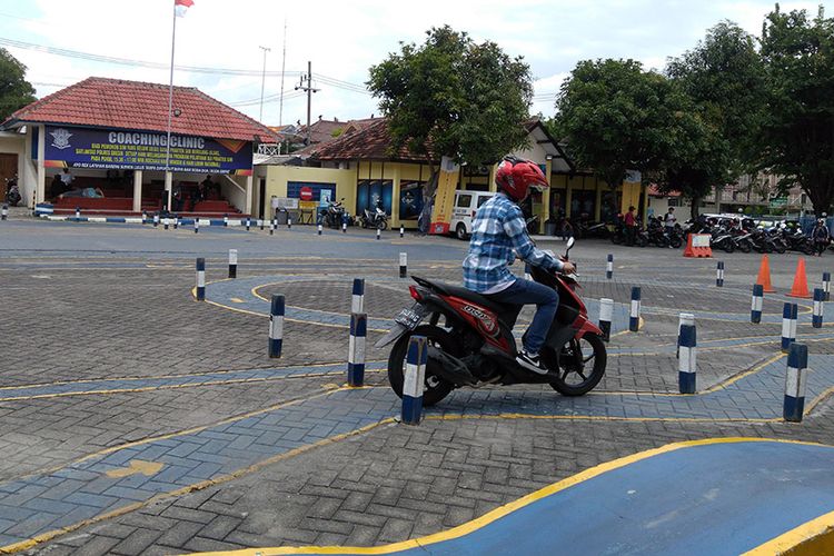 Salah seorang pemohon SIM tengah belajar, sebelum mengikuti ujian praktek SIM di Satlantas Polres Gresik.