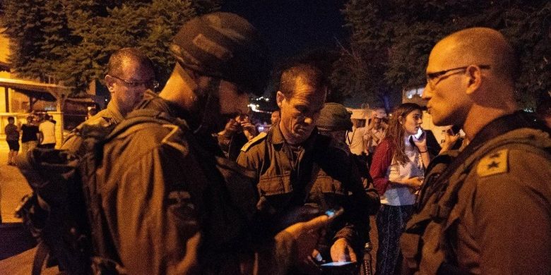 Pasukan Pertahanan Israel (IDF) berjaga di komunitas Adam setelah seorang remaja Palestina menikam tiga warga Israel pada Kamis malam (26/7/2018) waktu setempat.