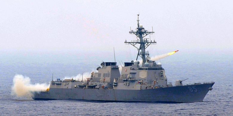 Kapal perusak Amerika Serikat USS McCampbell ketika menembakkan rudal.