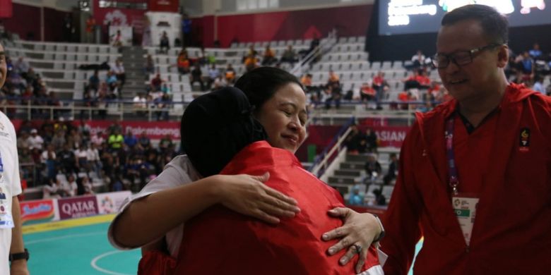 Menko PMK Puan Maharani memeluk pesilat putri Indonesia karena berhasil rebut medali emas Asian Games 2018, di Padepokan Pencak Silat Taman Mini Indonesia Indah (TMII), Jakarta Timur, Senin (27/8/2018).
