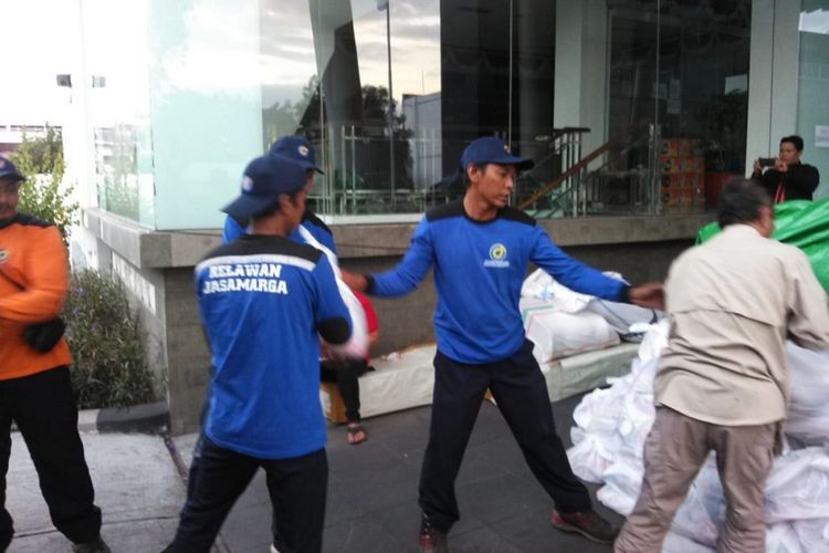 Tim Jasamarga Pecinta Alam (Jasmapala) memberikan bantuan sosial kepada para korban gempa bumi di Lombok, Nusa Tenggara Barat.