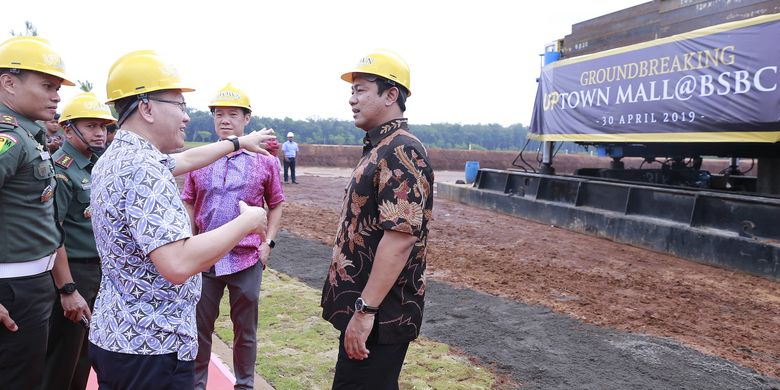 Wali Kota Semarang Hendrar Prihadi menghadiri Ground Breaking pembangunan pusat perbelanjaan yang diberi nama Up Town Mall itu di wilayah BSB City Mijen Semarang, Selasa (30/4/2019).