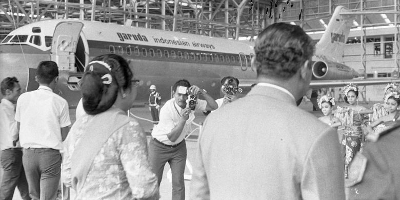  Foto ini dibuat saat Presiden Suharto meresmikan penggunaan pesawat jenis DC-9, yang dibeli dari Mc Donal Douglas, Long Beach California AS seharga 5.116.000 dollar AS, di Hangar Kemayoran, Jakarta Pusat Rabu (24/2/1971). Ini merupakan pesawat jenis DC-9 ketiga yang dibeli oleh perusahaan penerbangan nasional, PN Garuda.