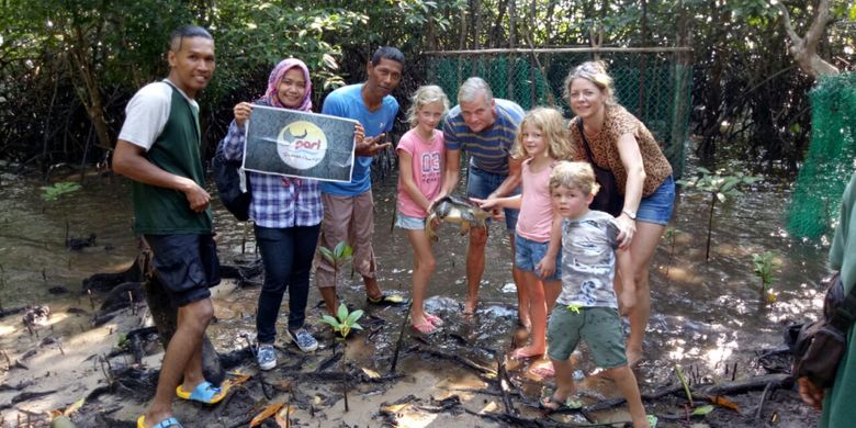 Sejumlah wisatawan yang datang ke kampung terih Nongsa ikut serta dalam melestarikan mangrove Batam, Sabtu (25/8/2018). Selain menawarkan keindahan mangrove, destinasi ini juga memperkenalkan adat istiadat Melayu Batam yang ada di Kampung tua kampung Terih Nongsa.