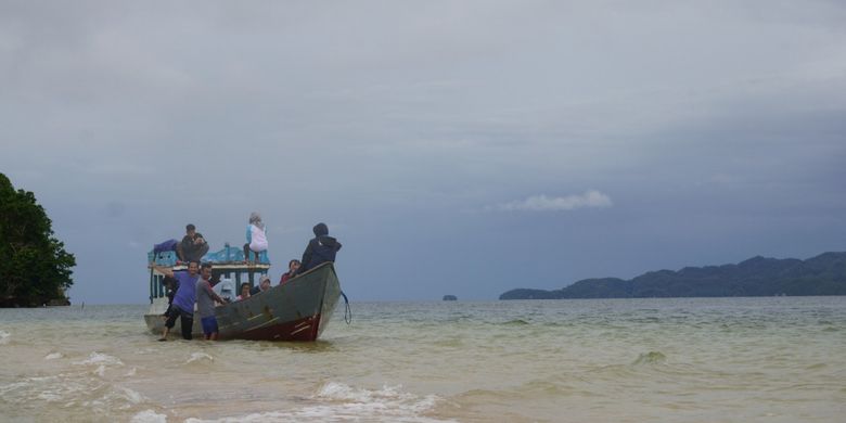 Kapal berlabuh di pasir timbul di Distrik Kokas, Kabupaten Fakfak, Papua Barat, Sabtu (24/8/2018).