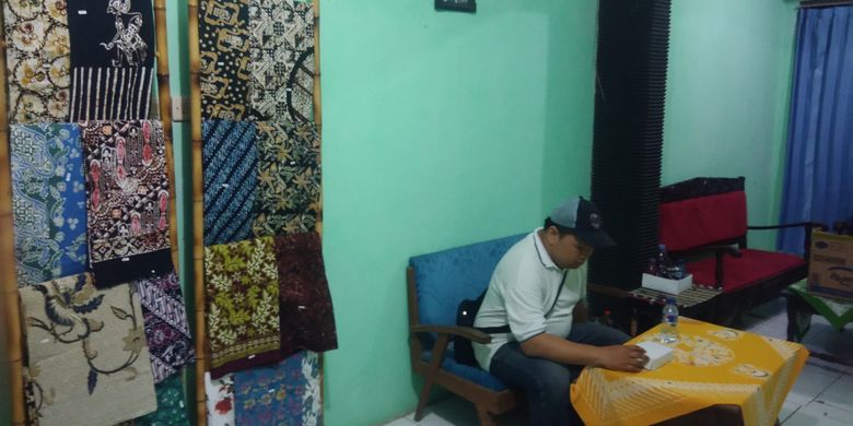 Salah satu rumah warga di Kampung Batik Manding Siberkreasi, Kepek 1, Kepek, Wonosari, Gunungkidul, DI Yogyakarta menyediakan batik khas Gunungkidul. 