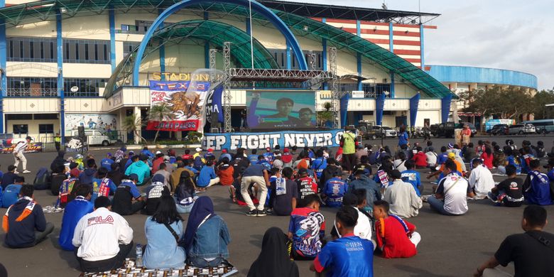 Ratusan Aremania nonton bareng laga Arema FC vs Bali United di halaman luar Stadion Kanjuruhan, Kabupaten Malang, Sabtu (20/10/2018). 