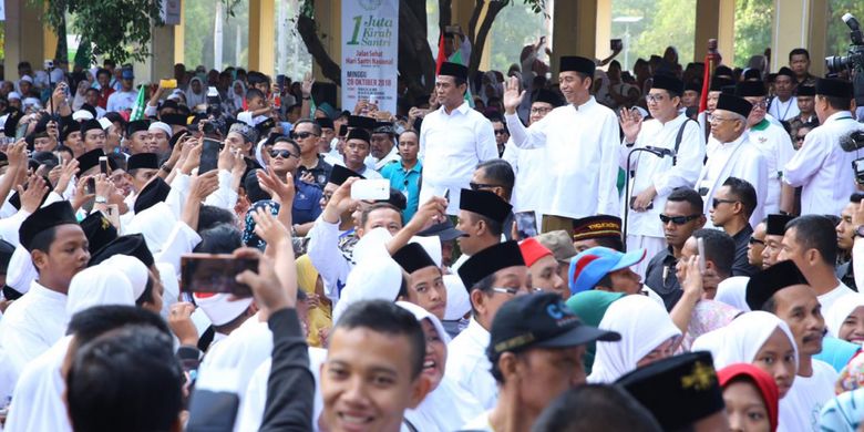 Menteri Pertanian (Mentan) Andi Amran Sulaiman mendampingi Presiden Joko Widodo melepas Kirab Santri dan Jalan Sehat Sahabat Santri di Alun-alun Sidoarjo, Jawa Timur, Minggu (28/10/2018).
