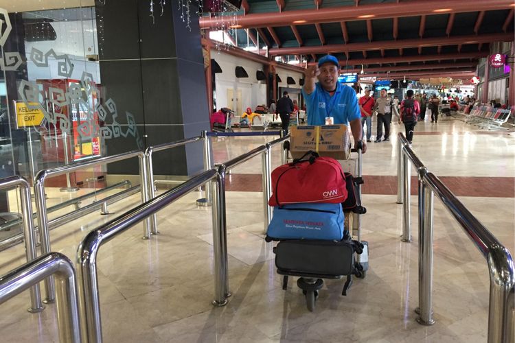 Petugas airport helper sedang membawa barang penumpang dengan troli di Terminal 2 Bandara Soekarno-Hatta, Tangerang, Selasa (10/10/2017). Jasa airport helper diberikan bagi penumpang secara cuma-cuma dan petugas dilarang menerima uang tip dari penumpang. 