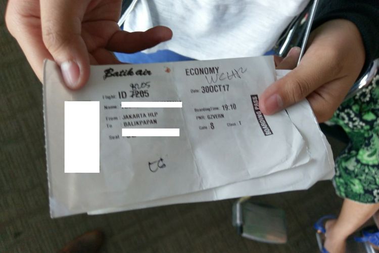 Suasana di Bandara Soekarno Hatta, para penumpang Batik Air yang seharusnya berangkat dari Bandara Halim Peranakusuma, dialihkan ke Bandara Soekarno Hatta, Selasa (31/10/2017) pagi. Penumpang dari Jakarta harusnya berangkat ke Balikpapan dari Halim Senin (30/10/2017) pukul 19.00, harus ke Bandara Soekarno Hatta pada Selasa pagi, menunggu kepastian berangkat. Boarding pass lama dikumpulkan kemudian flight number direvisi, namun jam keberangkatan belum pasti