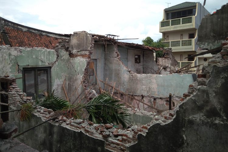 Kondisi bangunan cagar budaya SMPN 32 setelah roboh, Jakarta (22/12/2017)